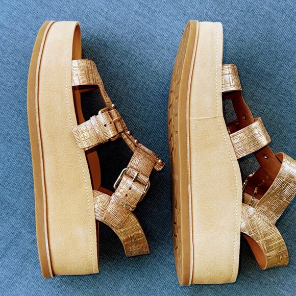 NWOT Donald Pliner Jesmin Sandal in gold is Resort Ready - Picture 5 of 8